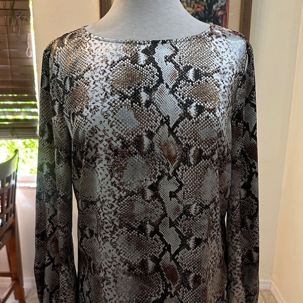 Chico’s Silver/Bronze Snake Print Sateen Long Sleeve Tunic Size 1-Medium - Picture 5 of 14